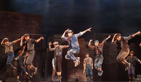 鬱屈しがちな今だから観たい、心が弾む要素に満ちた舞台 京本大我主演ミュージカル『ニュージーズ』開幕