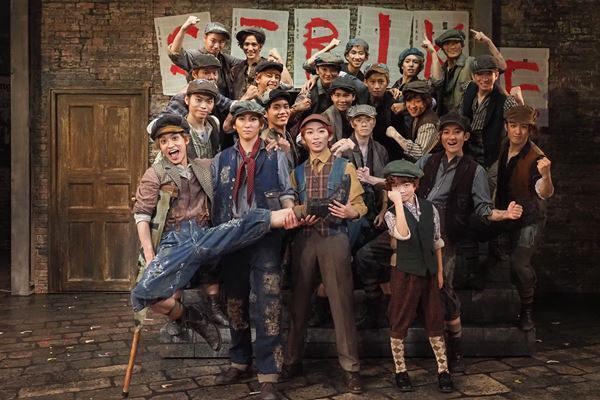 鬱屈しがちな今だから観たい、心が弾む要素に満ちた舞台 京本大我主演ミュージカル『ニュージーズ』開幕