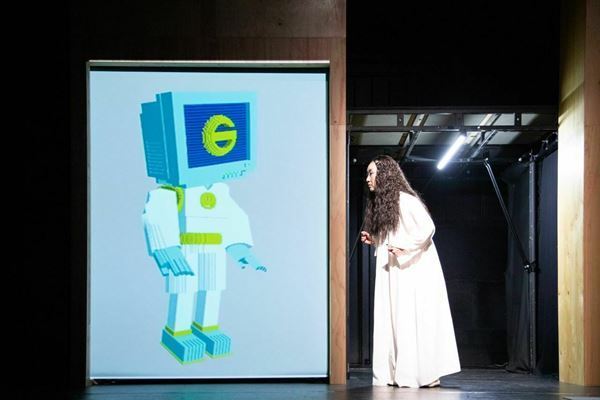 主宰・山本卓卓、岸田國士戯曲賞受賞後初の新作公演、範宙遊泳『ディグ・ディグ・フレミング！〜私はロボットではありません〜』開幕