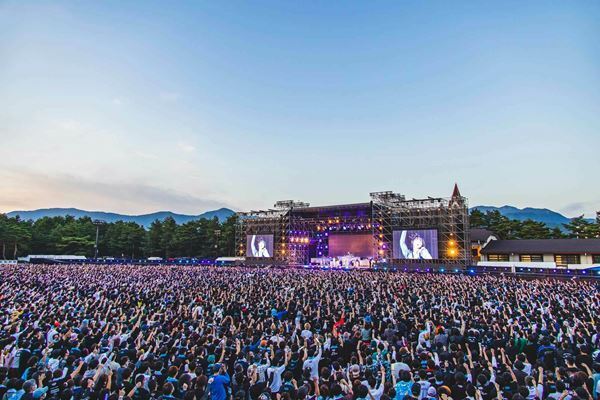 BiSH史上最大規模の野外ワンマンライブ『BiSH OUT of the BLUE』開催　アフタームービーも公開