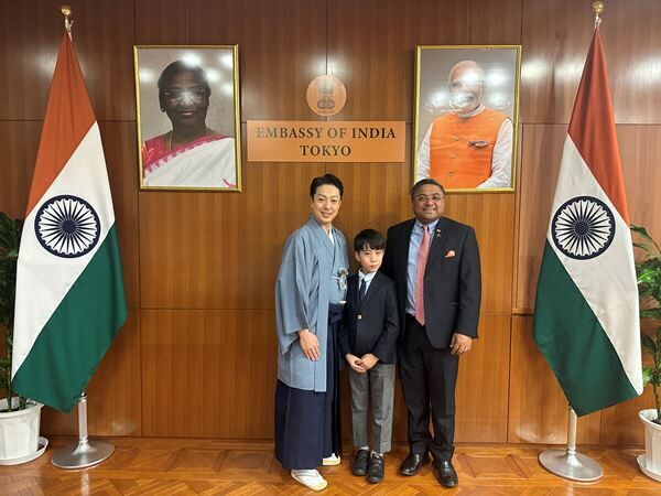 左から）尾上菊之助、尾上丑之助、駐日インド大使シビ・ジョージ閣下