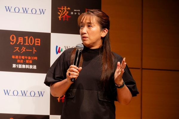 湊かなえが北川景子の誕生日をサプライズで祝福！　『連続ドラマW 湊かなえ「落日」』完成披露試写会開催