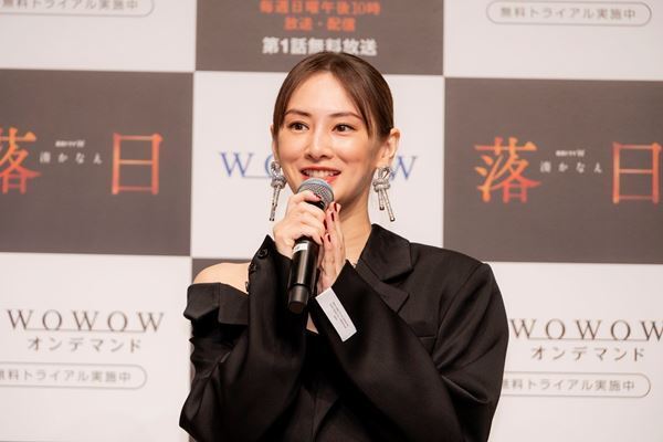 湊かなえが北川景子の誕生日をサプライズで祝福！　『連続ドラマW 湊かなえ「落日」』完成披露試写会開催