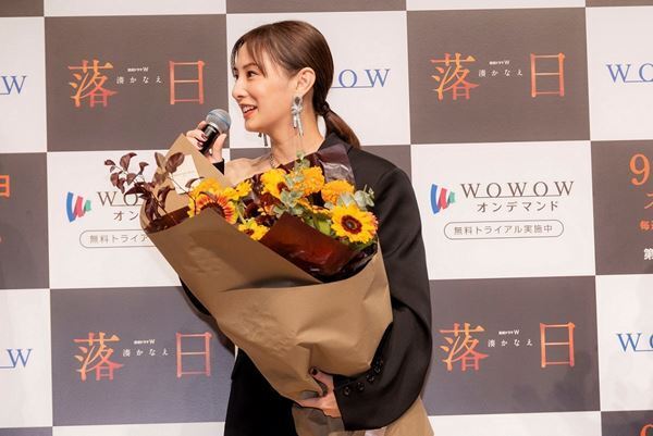 湊かなえが北川景子の誕生日をサプライズで祝福！　『連続ドラマW 湊かなえ「落日」』完成披露試写会開催