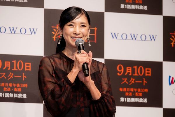 湊かなえが北川景子の誕生日をサプライズで祝福！　『連続ドラマW 湊かなえ「落日」』完成披露試写会開催