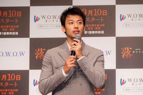 湊かなえが北川景子の誕生日をサプライズで祝福！　『連続ドラマW 湊かなえ「落日」』完成披露試写会開催