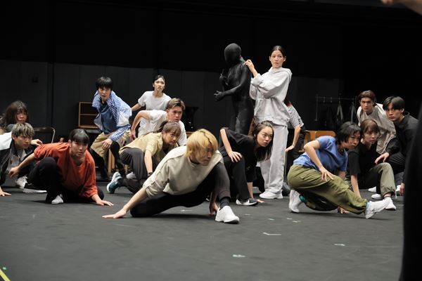 石井杏奈、秋田汐梨ら出演　杉原邦生演出『SHELL』稽古場レポート到着