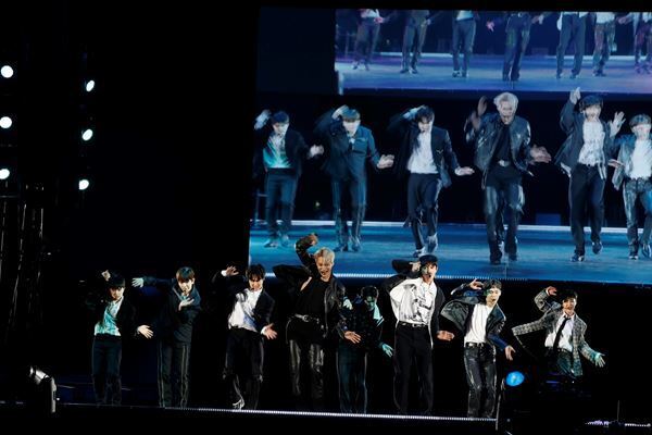 EXO、5年ぶりに日本でFCイベントを開催　日本オリジナル曲を8人で歌う「BIRD -THE BEST Ver.-」をサプライズ披露