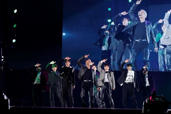 EXO、5年ぶりに日本でFCイベントを開催　日本オリジナル曲を8人で歌う「BIRD -THE BEST Ver.-」をサプライズ披露