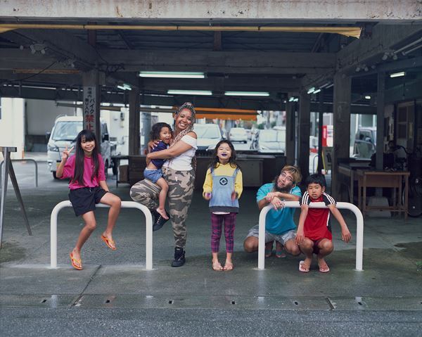 沖縄を拠点に精力的な制作活動を続ける写真家・石川真生の実像に迫る個展を開催