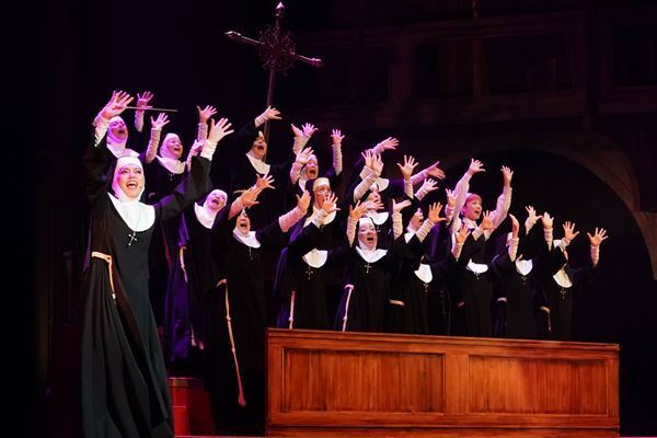 【観劇レポート】人種、宗教を越えた友情と歌を浴びる快楽と。新キャストの好演も光る2022年版ミュージカル『天使にラブ・ソングを～シスター・アクト～』