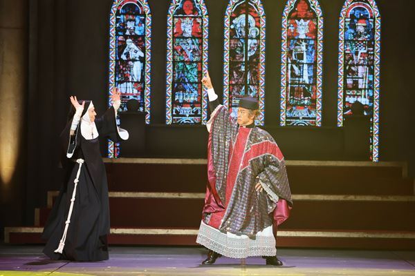 【観劇レポート】人種、宗教を越えた友情と歌を浴びる快楽と。新キャストの好演も光る2022年版ミュージカル『天使にラブ・ソングを～シスター・アクト～』