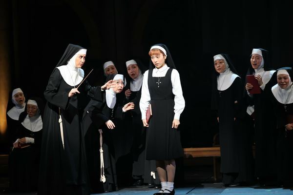 【観劇レポート】人種、宗教を越えた友情と歌を浴びる快楽と。新キャストの好演も光る2022年版ミュージカル『天使にラブ・ソングを～シスター・アクト～』