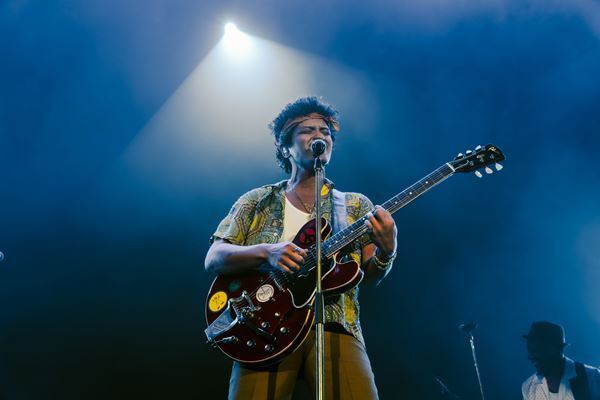 ブルーノ・マーズが日本語で歌うサプライズも、4年ぶりの来日公演に21万人が熱狂