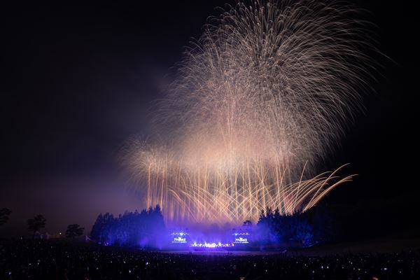 「Disney Music&Fireworks」開幕　「レット・イット・ゴー 〜ありのままで〜」などの名曲とともに七色の花火で1万人を魅了