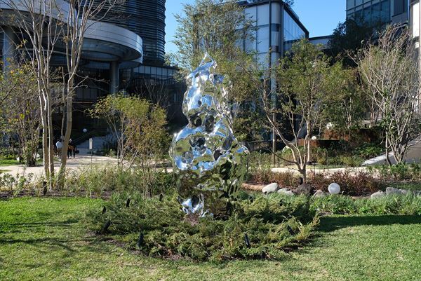 奈良美智、オラファー・エリアソンらのパブリックアートも！　「麻布台ヒルズ」のアートスポットに注目