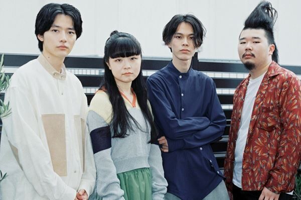 左から）Kaito（Ds）、カモシタサラ（G / Vo）、本多秀（G）、とものしん（B） Photo：笑子