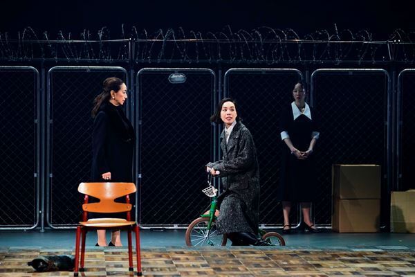 ショーン・ホームズ演出、原田美枝子4年ぶりの舞台　PARCO劇場開場50周年記念シリーズ『桜の園』開幕