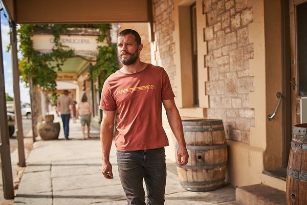 スタッフ＆キャストが語る作品の魅力　スターチャンネルEX『ザ・ツーリスト 俺は誰だ？』特別映像公開