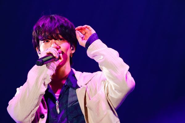 「僕たちの存在で、元気や勇気を与えていきたい」BUDDiiSが見せた新たなステージ　初の横浜武道館ライブレポート