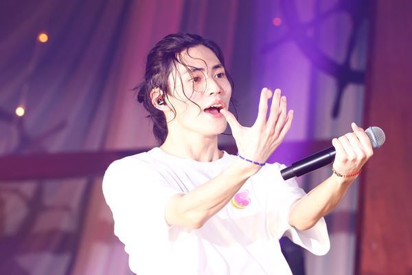 「僕たちの存在で、元気や勇気を与えていきたい」BUDDiiSが見せた新たなステージ　初の横浜武道館ライブレポート