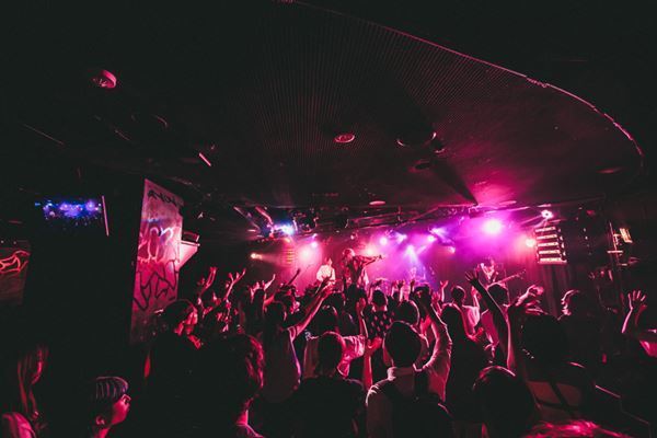 【ライブレポート】4人組新鋭バンド・DeNeel『I WONDER WHAT HAPPENED Tour 2nd "興味ない？” 』東京公演