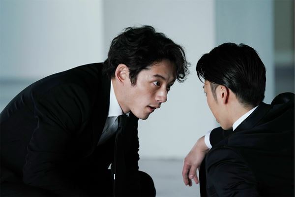 こんな坂口健太郎は見たことない!?　『ヘルドッグス』ピュアだけど残酷、凶暴でクレイジーな姿を捉えた場面写真公開