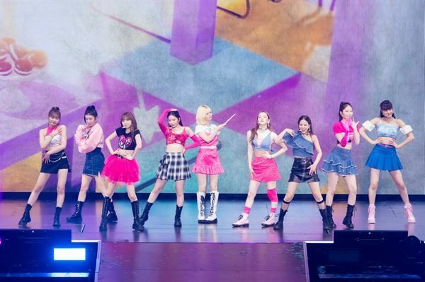 NiziU、初の単独ツアー『Light it Up』完走　ファンからのサプライズにメンバーが涙