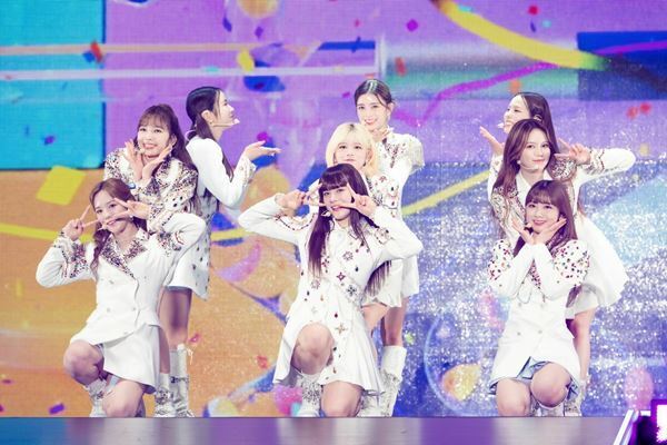 NiziU、15万人を動員する初のドーム公演が決定　MAKO「信じられない気持ちでいっぱい」