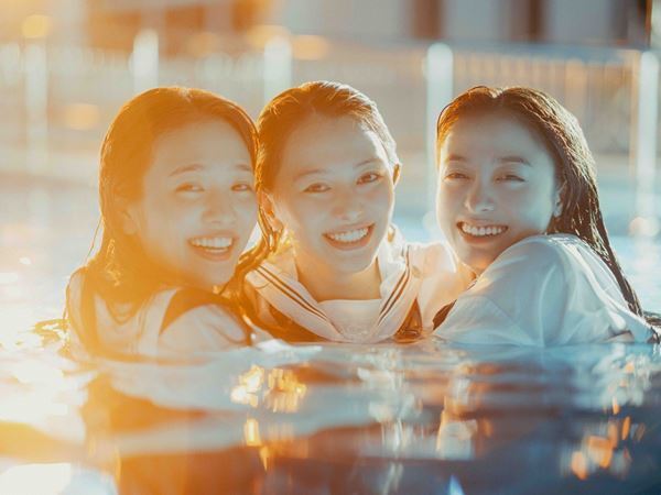 橋本環奈×山本舞香×横田真悠、プールで魅せる役者魂と団結　『カラダ探し』メイキング映像＆写真公開