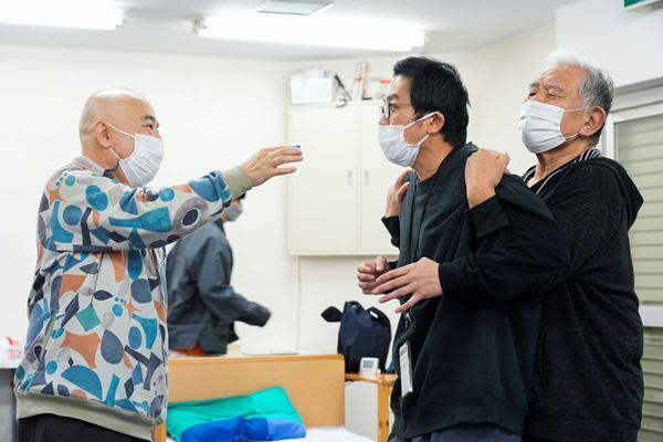 世界平和は簡単ではないけれど――おじさんふたりの交流を描く『じりりた』主演・渡辺哲×酒井敏也×脚本・演出ニシオカ・ト・ニール鼎談