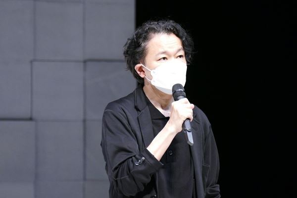 高橋一生、一人芝居で覚えた台詞は3万字？「それだけ入るんだな、人の脳みそって」舞台『2020』本日開幕【舞台写真あり】