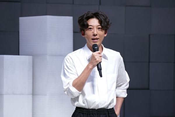 高橋一生、一人芝居で覚えた台詞は3万字？「それだけ入るんだな、人の脳みそって」舞台『2020』本日開幕【舞台写真あり】