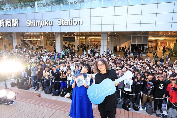 アイナ・ジ・エンド演じるKyrieが新宿で路上ライブを開催 『キリエのうた』監督の岩井俊二もサプライズ登場