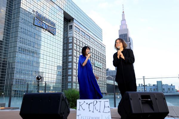アイナ・ジ・エンド演じるKyrieが新宿で路上ライブを開催 『キリエのうた』監督の岩井俊二もサプライズ登場