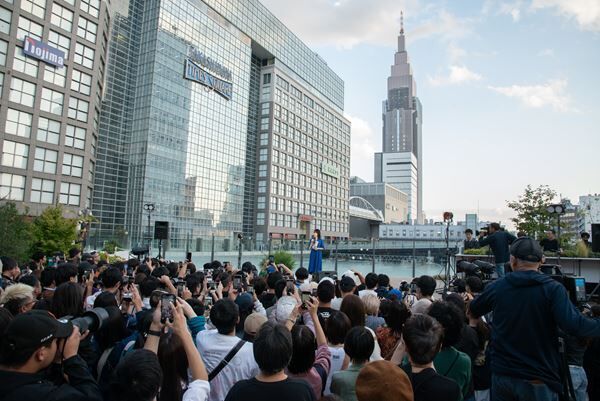 アイナ・ジ・エンド演じるKyrieが新宿で路上ライブを開催 『キリエのうた』監督の岩井俊二もサプライズ登場
