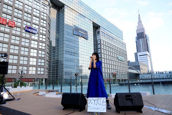 アイナ・ジ・エンド演じるKyrieが新宿で路上ライブを開催 『キリエのうた』監督の岩井俊二もサプライズ登場