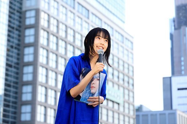 アイナ・ジ・エンド演じるKyrieが新宿で路上ライブを開催 『キリエのうた』監督の岩井俊二もサプライズ登場