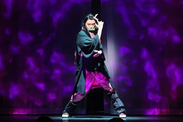 「今は "ただ見届けてほしい"」『舞台「鬼滅の刃」其ノ参 無限夢列車』が開幕　舞台写真＆コメント到着