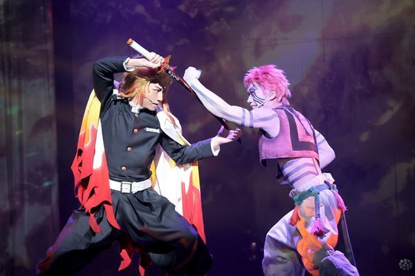 「今は "ただ見届けてほしい"」『舞台「鬼滅の刃」其ノ参 無限夢列車』が開幕　舞台写真＆コメント到着