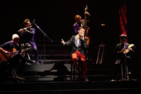 郷ひろみ、デビュー50周年を記念した全国ツアーが開幕　初日公演オフィシャルレポ