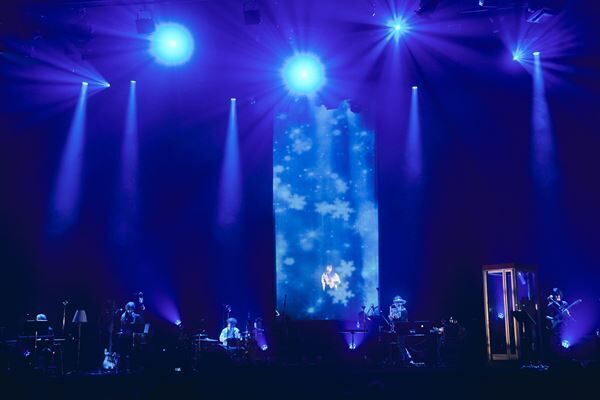 吉澤嘉代子、電話をモチーフにした「赤青ツアー2021」開催！　日比谷野外音楽堂ライブ決定も発表