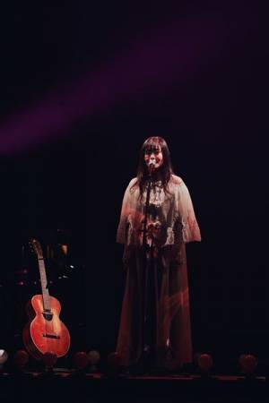 吉澤嘉代子、電話をモチーフにした「赤青ツアー2021」開催！　日比谷野外音楽堂ライブ決定も発表