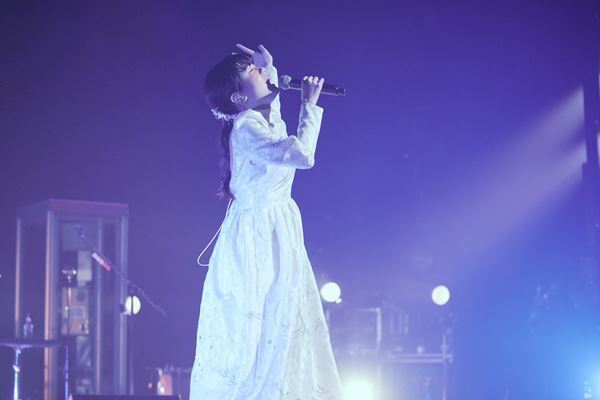吉澤嘉代子、電話をモチーフにした「赤青ツアー2021」開催！　日比谷野外音楽堂ライブ決定も発表