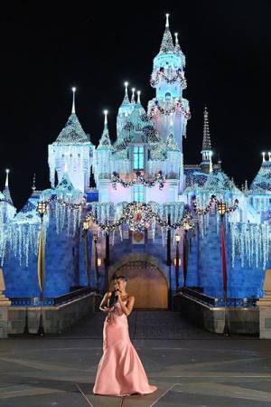 映画『ウィッシュ』、アリアナ・デボーズが劇中歌「ウィッシュ～この願い～」を歌う特別映像公開