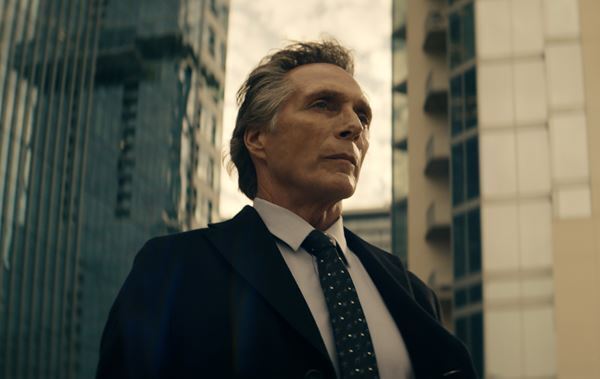 映画『ドミノ』ベン・アフレックが脳をハッキングする謎の男と火花を散らす本編映像公開