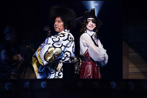 古田新太×天海祐希、舞台『薔薇とサムライ2−海賊女王の帰還−』開幕＆舞台写真到着