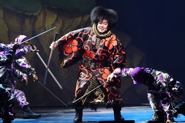 古田新太×天海祐希、舞台『薔薇とサムライ2−海賊女王の帰還−』開幕＆舞台写真到着