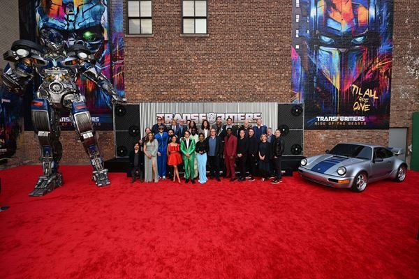 中島健人＆仲里依紗が『トランスフォーマー／ビースト覚醒』NYプレミアに登場　本国キャストとの対面が実現