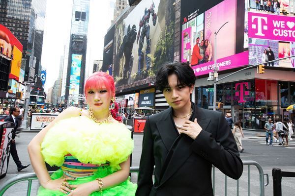 中島健人＆仲里依紗が『トランスフォーマー／ビースト覚醒』NYプレミアに登場　本国キャストとの対面が実現